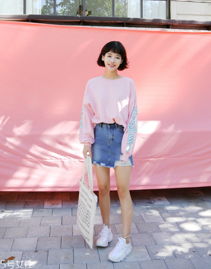 衛(wèi)衣搭配牛仔裙好看嗎？瞬間減齡變少女