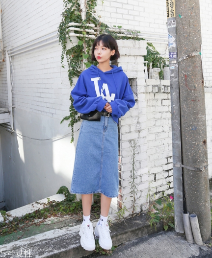 衛(wèi)衣搭配牛仔裙好看嗎？瞬間減齡變少女