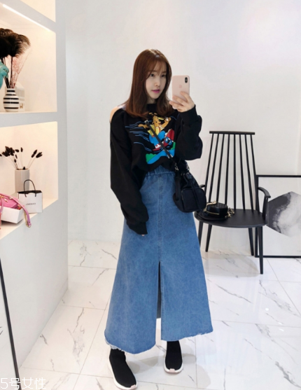 衛(wèi)衣搭配牛仔裙好看嗎？瞬間減齡變少女
