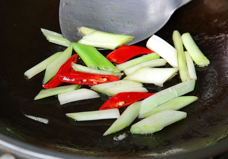 炒菜時蔥姜蒜什么時候放最香