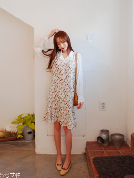 吊帶碎花裙配什么上衣？打造乖乖女形象