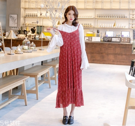 吊帶碎花裙配什么上衣？打造乖乖女形象