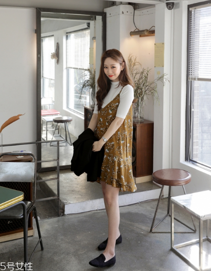 吊帶碎花裙配什么上衣？打造乖乖女形象