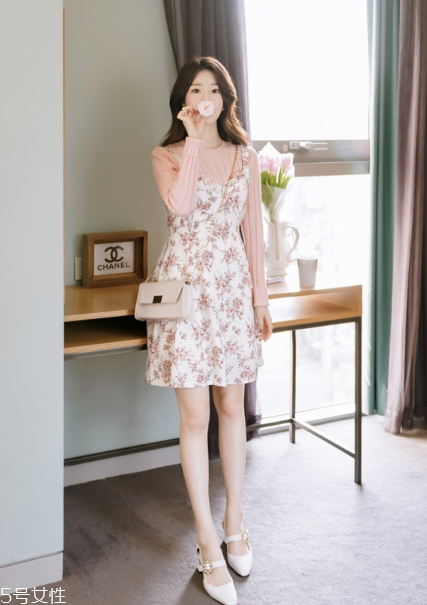 吊帶碎花裙配什么上衣？打造乖乖女形象