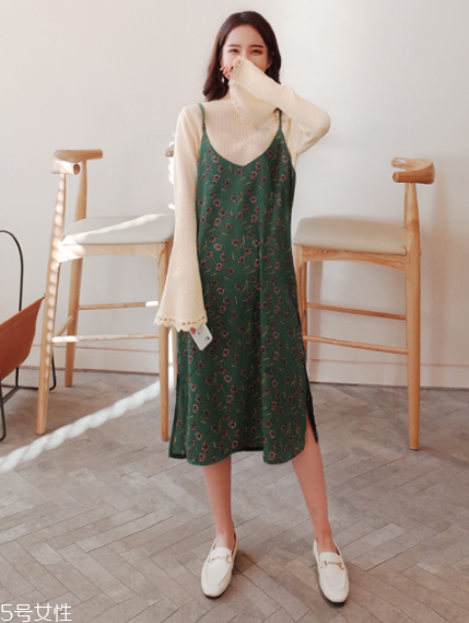 吊帶碎花裙配什么上衣？打造乖乖女形象