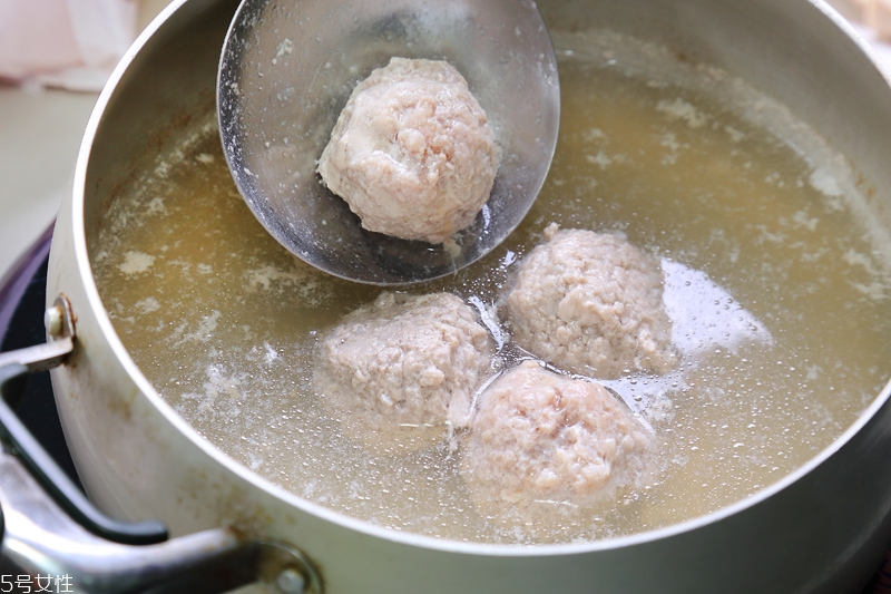 肉丸子怎么做不會散 需要注意的步驟 肉丸子怎么做不會散 需要注意的步驟