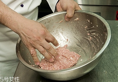 肉丸子怎么做不會散 需要注意的步驟 肉丸子怎么做不會散 需要注意的步驟