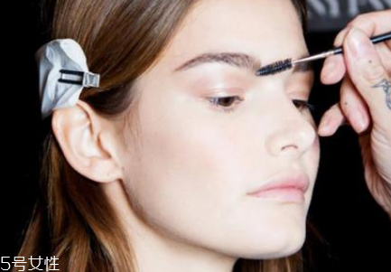塑形眉膠怎么用？修眉后直接勾畫眉形