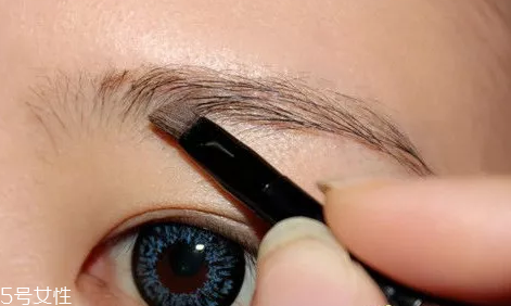眉膏和眉粉有什么區(qū)別？眉粉只能上色
