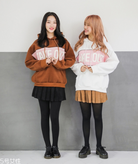 衛(wèi)衣搭配短裙好看嗎？開(kāi)春必備的減齡穿搭