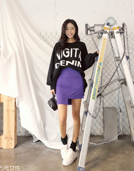 衛(wèi)衣搭配短裙好看嗎？開(kāi)春必備的減齡穿搭