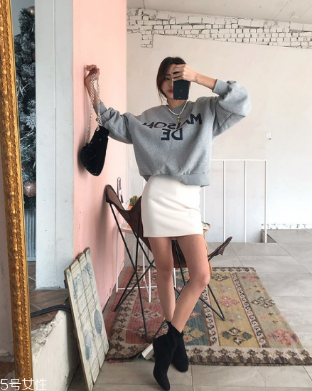 衛(wèi)衣搭配短裙好看嗎？開(kāi)春必備的減齡穿搭