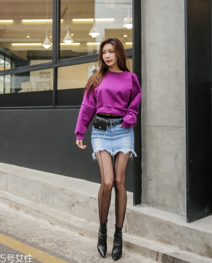 衛(wèi)衣搭配短裙好看嗎？開(kāi)春必備的減齡穿搭