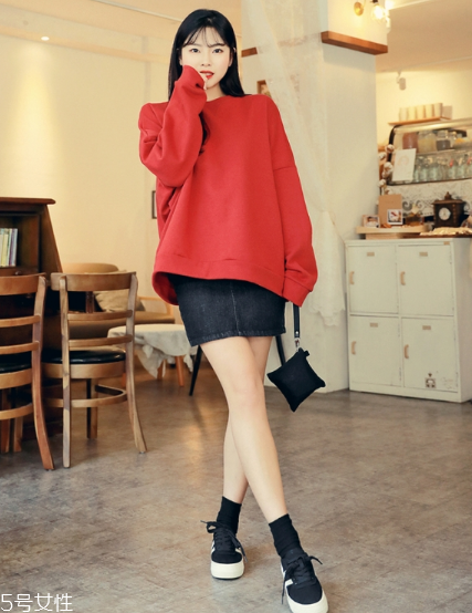 衛(wèi)衣搭配短裙好看嗎？開(kāi)春必備的減齡穿搭