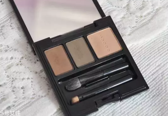 眉粉用久了結(jié)塊怎么辦？用眉刷戳碎