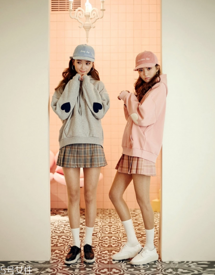 衛(wèi)衣搭配短裙好看嗎？開(kāi)春必備的減齡穿搭