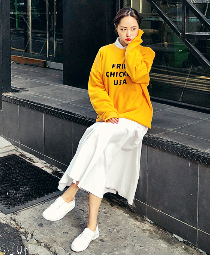 衛(wèi)衣搭配長裙好看嗎？早春凹足造型感