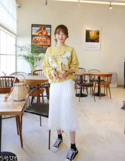 黃色衛(wèi)衣怎么搭配？用亮色吸引眼球