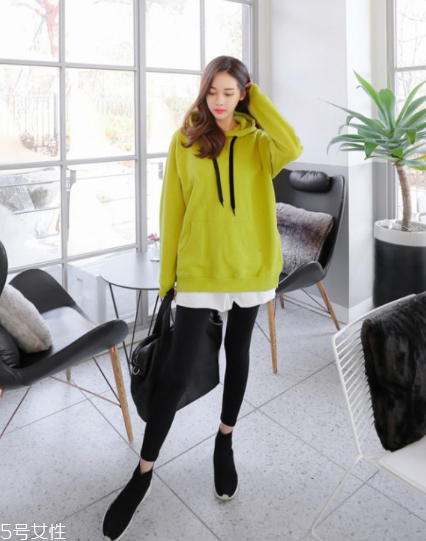 黃色衛(wèi)衣怎么搭配？用亮色吸引眼球