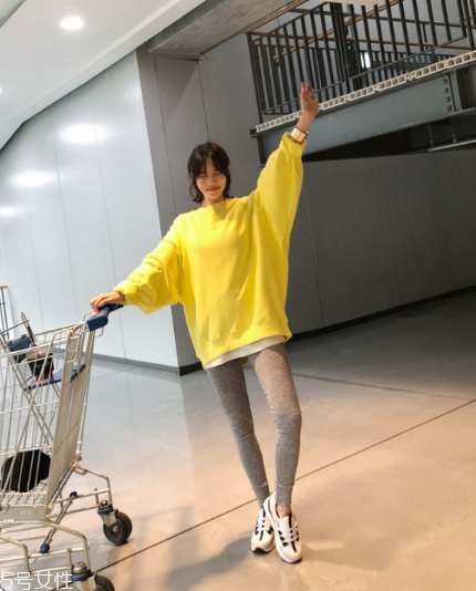 黃色衛(wèi)衣怎么搭配？用亮色吸引眼球