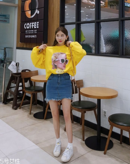 黃色衛(wèi)衣怎么搭配？用亮色吸引眼球