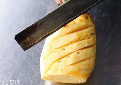 菠蘿怎么削皮切果肉 菠蘿怎么削皮切果肉