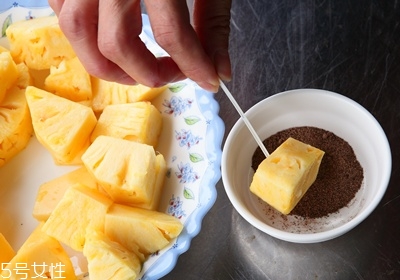 菠蘿怎么削皮切果肉 菠蘿怎么削皮切果肉