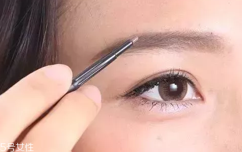 定妝粉用刷子好還是用粉撲好？新手用粉撲