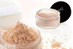 定妝粉用多了會(huì)怎么樣？妝效厚重不透氣