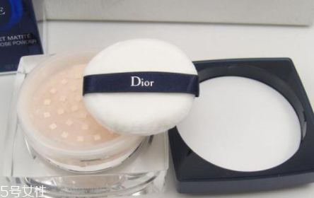 定妝粉用多了會(huì)怎么樣？妝效厚重不透氣