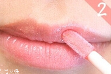 唇彩怎樣才能不掉色？用口紅雨衣固色