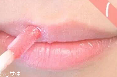 唇彩怎樣才能不掉色？用口紅雨衣固色