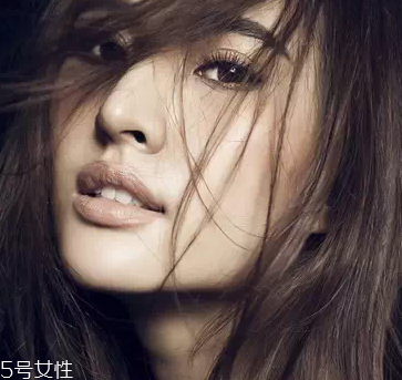 唇彩怎樣才能不掉色？用口紅雨衣固色