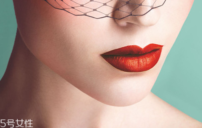 唇彩怎樣才能不掉色？用口紅雨衣固色