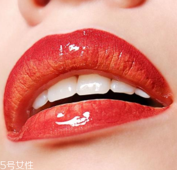 唇彩有點(diǎn)干了怎么辦？加礦泉水稀釋