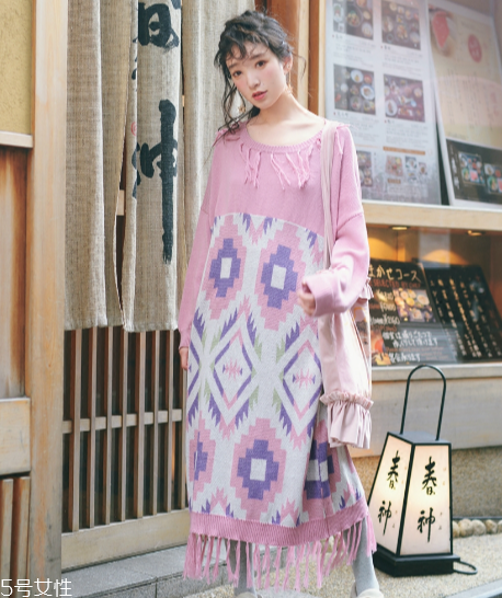 針織連衣裙什么款式好看？搭出時(shí)尚新感覺(jué)