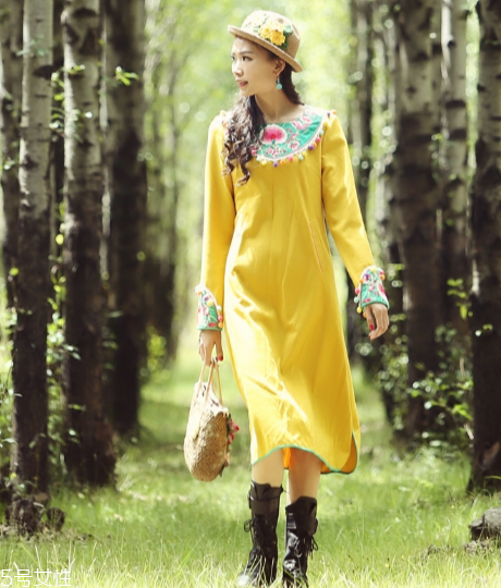 針織連衣裙什么款式好看？搭出時(shí)尚新感覺(jué)