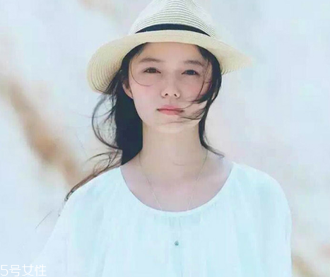 鹽系女生怎樣穿搭？清新無(wú)公害的鄰家女孩