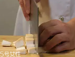 杏鮑菇怎么洗才干凈？鹽水泡泡輕松去污