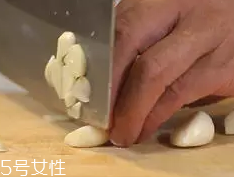 杏鮑菇怎么洗才干凈？鹽水泡泡輕松去污