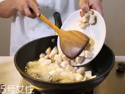 杏鮑菇怎么洗才干凈？鹽水泡泡輕松去污