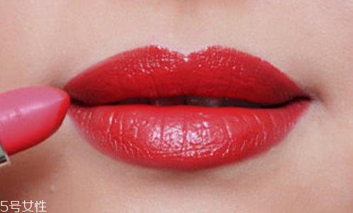 皮膚發(fā)黃適合什么顏色的口紅 顯白利器 皮膚發(fā)黃適合什么顏色的口紅 顯白利器