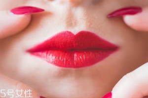 唇彩有點(diǎn)干了怎么辦？加礦泉水稀釋