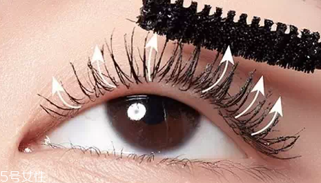 怎么刷睫毛膏才翹才長？8個(gè)步驟刷出動(dòng)人電眼
