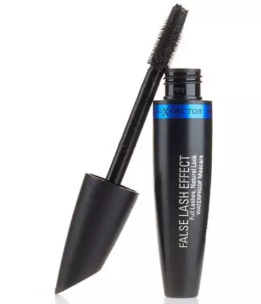 睫毛膏暈染到下眼皮怎么辦？用棉簽蘸取卸妝水擦掉