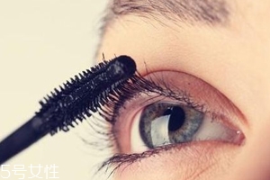 睫毛膏暈染到下眼皮怎么辦？用棉簽蘸取卸妝水擦掉