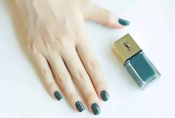 綠色指甲油配什么顏色？裸色和巧克力色是絕配