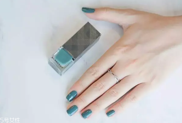 綠色指甲油配什么顏色？裸色和巧克力色是絕配
