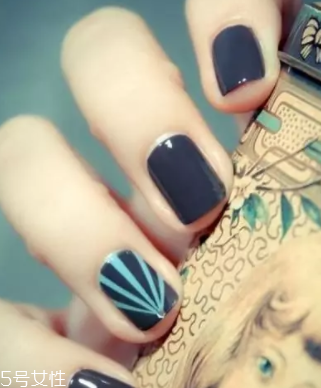 綠色指甲油顯手黑嗎？反光深綠色適合黃皮