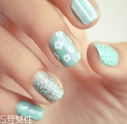 綠色指甲油顯手黑嗎？反光深綠色適合黃皮